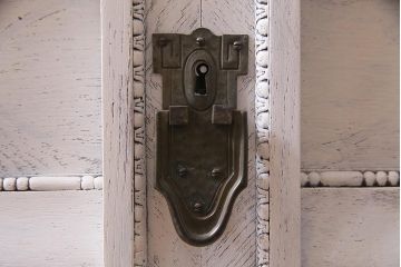 ペイント家具　イギリスアンティーク　上手物!　オーク材　凝ったつくりのコーナーキャビネット(飾り棚、収納棚、戸棚)(R-037870)