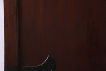 アンティーク建具　明治大正期　新潟産　総ケヤキ材一枚板・漆塗り　和の風格漂う蔵戸(建具、引き戸、玄関戸)(R-037892)