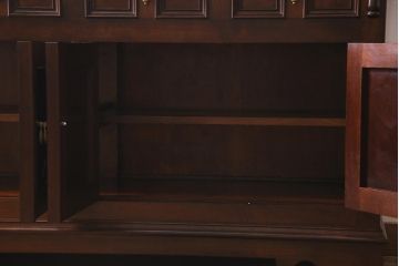 中古　松本民芸家具　特注品!　クラシカルな気品あふれるサイドボード(収納棚)(定価約85万円)(R-037900)