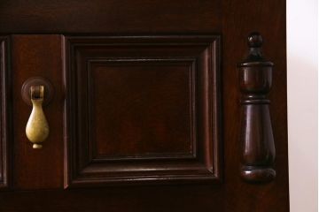 中古　松本民芸家具　特注品!　クラシカルな気品あふれるサイドボード(収納棚)(定価約85万円)(R-037900)