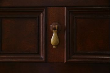 中古　松本民芸家具　特注品!　クラシカルな気品あふれるサイドボード(収納棚)(定価約85万円)(R-037900)