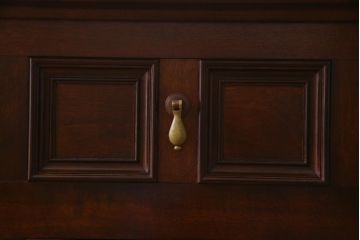 中古　松本民芸家具　特注品!　クラシカルな気品あふれるサイドボード(収納棚)(定価約85万円)(R-037900)