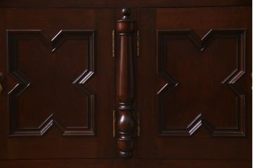 中古　松本民芸家具　特注品!　クラシカルな気品あふれるサイドボード(収納棚)(定価約85万円)(R-037900)