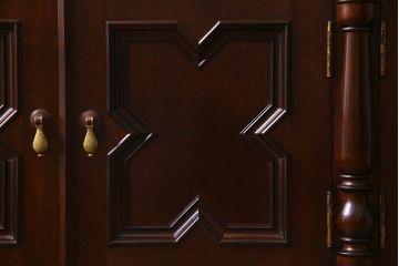 中古　松本民芸家具　特注品!　クラシカルな気品あふれるサイドボード(収納棚)(定価約85万円)(R-037900)