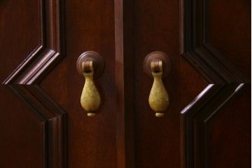 中古　松本民芸家具　特注品!　クラシカルな気品あふれるサイドボード(収納棚)(定価約85万円)(R-037900)