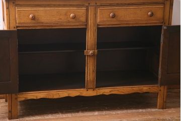 ヴィンテージ家具　イギリスビンテージ　ERCOL(アーコール)　old colonial(オールドコロニアル)　彫りの装飾が目を引くクラシカルなサイドボード(収納棚、キャビネット)(R-037901)