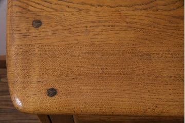ヴィンテージ家具　イギリスビンテージ　ERCOL(アーコール)　old colonial(オールドコロニアル)　彫りの装飾が目を引くクラシカルなサイドボード(収納棚、キャビネット)(R-037901)