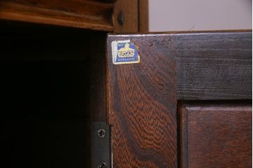 ヴィンテージ家具　イギリスビンテージ　ERCOL(アーコール)　old colonial(オールドコロニアル)　彫りの装飾が目を引くクラシカルなサイドボード(収納棚、キャビネット)(R-037901)