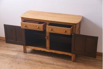 ヴィンテージ家具　イギリスビンテージ　ERCOL(アーコール)　old colonial(オールドコロニアル)　彫りの装飾が目を引くクラシカルなサイドボード(収納棚、キャビネット)(R-037901)