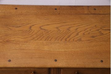 ヴィンテージ家具　イギリスビンテージ　ERCOL(アーコール)　old colonial(オールドコロニアル)　彫りの装飾が目を引くクラシカルなサイドボード(収納棚、キャビネット)(R-037901)