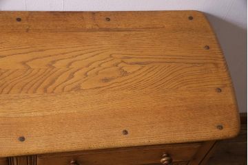 ヴィンテージ家具　イギリスビンテージ　ERCOL(アーコール)　old colonial(オールドコロニアル)　彫りの装飾が目を引くクラシカルなサイドボード(収納棚、キャビネット)(R-037901)