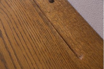 ヴィンテージ家具　イギリスビンテージ　ERCOL(アーコール)　old colonial(オールドコロニアル)　彫りの装飾が目を引くクラシカルなサイドボード(収納棚、キャビネット)(R-037901)