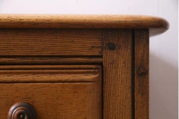 ヴィンテージ家具　イギリスビンテージ　ERCOL(アーコール)　old colonial(オールドコロニアル)　彫りの装飾が目を引くクラシカルなサイドボード(収納棚、キャビネット)(R-037901)