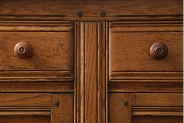 ヴィンテージ家具　イギリスビンテージ　ERCOL(アーコール)　old colonial(オールドコロニアル)　彫りの装飾が目を引くクラシカルなサイドボード(収納棚、キャビネット)(R-037901)