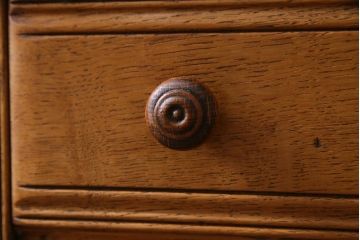 ヴィンテージ家具　イギリスビンテージ　ERCOL(アーコール)　old colonial(オールドコロニアル)　彫りの装飾が目を引くクラシカルなサイドボード(収納棚、キャビネット)(R-037901)