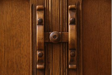 ヴィンテージ家具　イギリスビンテージ　ERCOL(アーコール)　old colonial(オールドコロニアル)　彫りの装飾が目を引くクラシカルなサイドボード(収納棚、キャビネット)(R-037901)