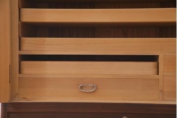中古　伝統工芸品　田澤謙介作　隠し付き　梅の意匠金具がアクセントになった加茂総桐箪笥(総桐たんす、洋服タンス、衣装タンス)(定価約120万円)(R-037904)