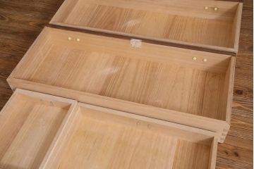 中古　伝統工芸品　田澤謙介作　隠し付き　梅の意匠金具がアクセントになった加茂総桐箪笥(総桐たんす、洋服タンス、衣装タンス)(定価約120万円)(R-037904)