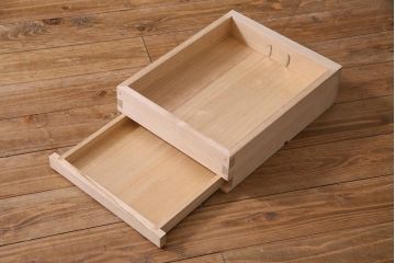 中古　伝統工芸品　田澤謙介作　隠し付き　梅の意匠金具がアクセントになった加茂総桐箪笥(総桐たんす、洋服タンス、衣装タンス)(定価約120万円)(R-037904)