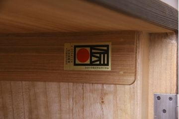中古　伝統工芸品　田澤謙介作　隠し付き　梅の意匠金具がアクセントになった加茂総桐箪笥(総桐たんす、洋服タンス、衣装タンス)(定価約120万円)(R-037904)
