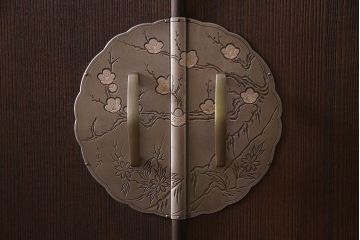 中古　伝統工芸品　田澤謙介作　隠し付き　梅の意匠金具がアクセントになった加茂総桐箪笥(総桐たんす、洋服タンス、衣装タンス)(定価約120万円)(R-037904)