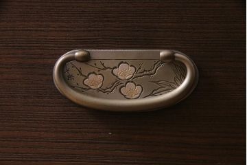 中古　伝統工芸品　田澤謙介作　隠し付き　梅の意匠金具がアクセントになった加茂総桐箪笥(総桐たんす、洋服タンス、衣装タンス)(定価約120万円)(R-037904)