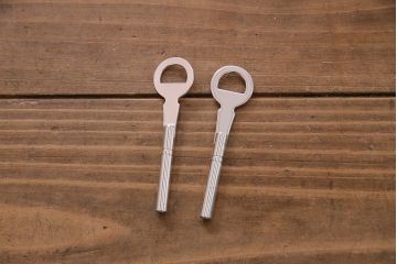 中古　伝統工芸品　田澤謙介作　隠し付き　梅の意匠金具がアクセントになった加茂総桐箪笥(総桐たんす、洋服タンス、衣装タンス)(定価約120万円)(R-037904)