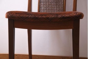 ヴィンテージ家具　北欧ビンテージ　G-PLAN(ジープラン)　メッシュバックの素材感がアクセントのダイニングチェア(椅子)(R-037909)