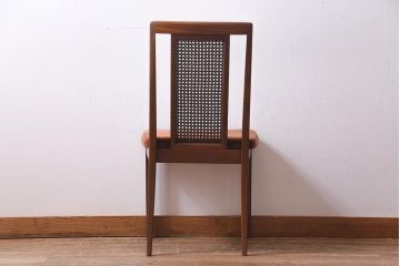 ヴィンテージ家具　北欧ビンテージ　G-PLAN(ジープラン)　メッシュバックの素材感がアクセントのダイニングチェア(椅子)(R-037909)
