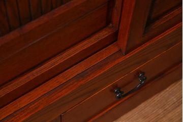 新古品　民芸家具　ニレ無垢材　重厚感と上品さを醸し出す重ね水屋箪笥(収納棚、食器棚、キャビネット)(R-037911)