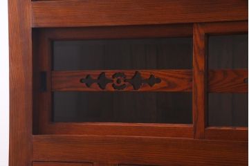 新古品　民芸家具　ニレ無垢材　重厚感と上品さを醸し出す重ね水屋箪笥(収納棚、食器棚、キャビネット)(R-037911)