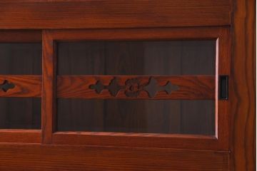 新古品　民芸家具　ニレ無垢材　重厚感と上品さを醸し出す重ね水屋箪笥(収納棚、食器棚、キャビネット)(R-037911)