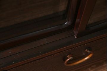 アンティーク家具　和製アンティーク　鉄脚付リメイク　銅金具がモダンな印象のリビングボード(ローボード、戸棚、収納棚)(R-037915)
