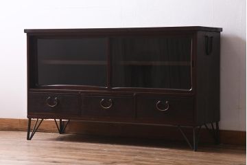 アンティーク家具　和製アンティーク　鉄脚付リメイク　銅金具がモダンな印象のリビングボード(ローボード、戸棚、収納棚)(R-037915)