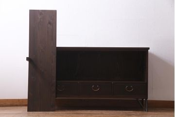 アンティーク家具　和製アンティーク　鉄脚付リメイク　銅金具がモダンな印象のリビングボード(ローボード、戸棚、収納棚)(R-037915)