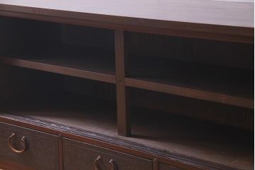 アンティーク家具　和製アンティーク　鉄脚付リメイク　銅金具がモダンな印象のリビングボード(ローボード、戸棚、収納棚)(R-037915)