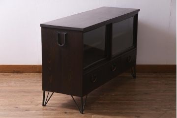 アンティーク家具　和製アンティーク　鉄脚付リメイク　銅金具がモダンな印象のリビングボード(ローボード、戸棚、収納棚)(R-037915)
