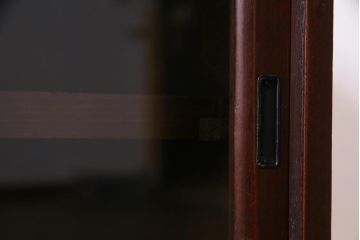アンティーク家具　和製アンティーク　鉄脚付リメイク　銅金具がモダンな印象のリビングボード(ローボード、戸棚、収納棚)(R-037915)