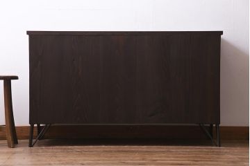 アンティーク家具　和製アンティーク　鉄脚付リメイク　銅金具がモダンな印象のリビングボード(ローボード、戸棚、収納棚)(R-037915)