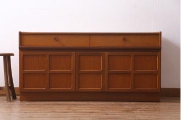 ヴィンテージ家具　北欧ビンテージ　スクエアのデザインが目を引くサイドボード(収納棚、戸棚)(R-037916)