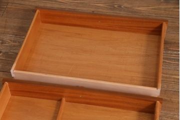 ヴィンテージ家具　北欧ビンテージ　スクエアのデザインが目を引くサイドボード(収納棚、戸棚)(R-037916)