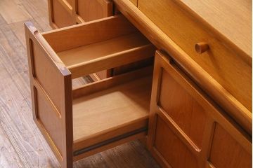 ヴィンテージ家具　北欧ビンテージ　スクエアのデザインが目を引くサイドボード(収納棚、戸棚)(R-037916)