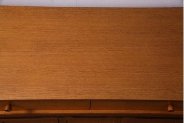 ヴィンテージ家具　北欧ビンテージ　スクエアのデザインが目を引くサイドボード(収納棚、戸棚)(R-037916)