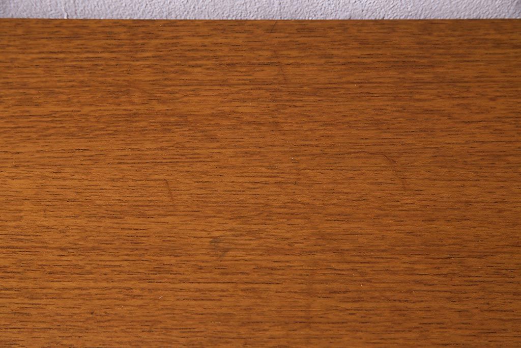 ヴィンテージ家具　北欧ビンテージ　スクエアのデザインが目を引くサイドボード(収納棚、戸棚)(R-037916)