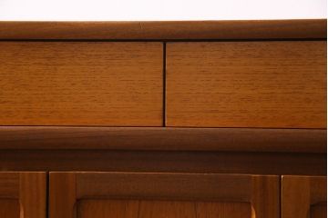 ヴィンテージ家具　北欧ビンテージ　スクエアのデザインが目を引くサイドボード(収納棚、戸棚)(R-037916)