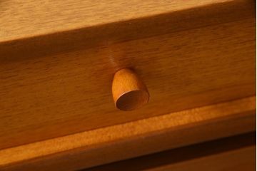 ヴィンテージ家具　北欧ビンテージ　スクエアのデザインが目を引くサイドボード(収納棚、戸棚)(R-037916)