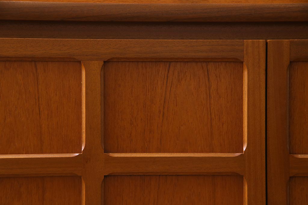 ヴィンテージ家具　北欧ビンテージ　スクエアのデザインが目を引くサイドボード(収納棚、戸棚)(R-037916)