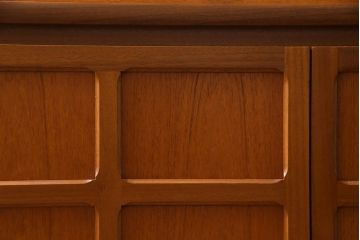 ヴィンテージ家具　北欧ビンテージ　スクエアのデザインが目を引くサイドボード(収納棚、戸棚)(R-037916)