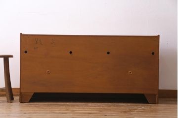 ヴィンテージ家具　北欧ビンテージ　スクエアのデザインが目を引くサイドボード(収納棚、戸棚)(R-037916)