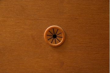 ヴィンテージ家具　北欧ビンテージ　スクエアのデザインが目を引くサイドボード(収納棚、戸棚)(R-037916)